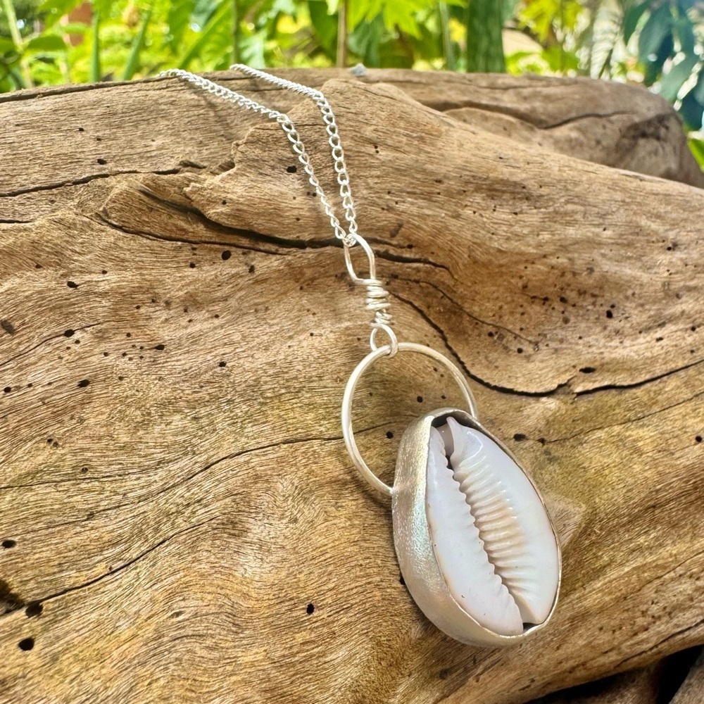 Handmade sterling Silver spotted thrush cowrie Shell Pendant Necklace - Picture 2 of 4